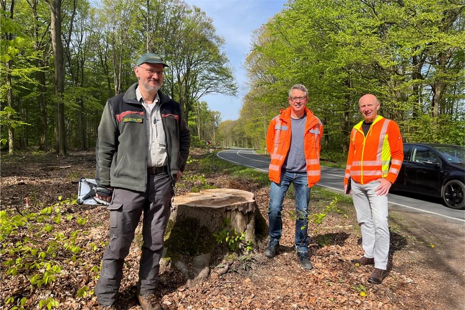An der künftigen Baustelle (von links): Förster Werner Vogt mit Rainer Hilgenberg und Christian Abbing vom Kreis Borken.