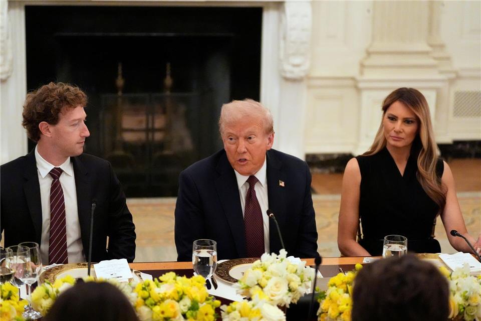 Trump gibt Dinner für Tech-Giganten - Elon Musk nicht dabei An der langen Tafel nahm direkt neben Trump Meta-Chef Mark Zuckerberg Platz.Alex Brandon/AP/dpa