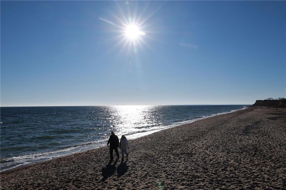 An der schleswig-holsteinischen Küste kann man bei einem Strandspaziergang dem Silvestertrubel entgehen. (Archivbild)Christian Charisius/dpa
