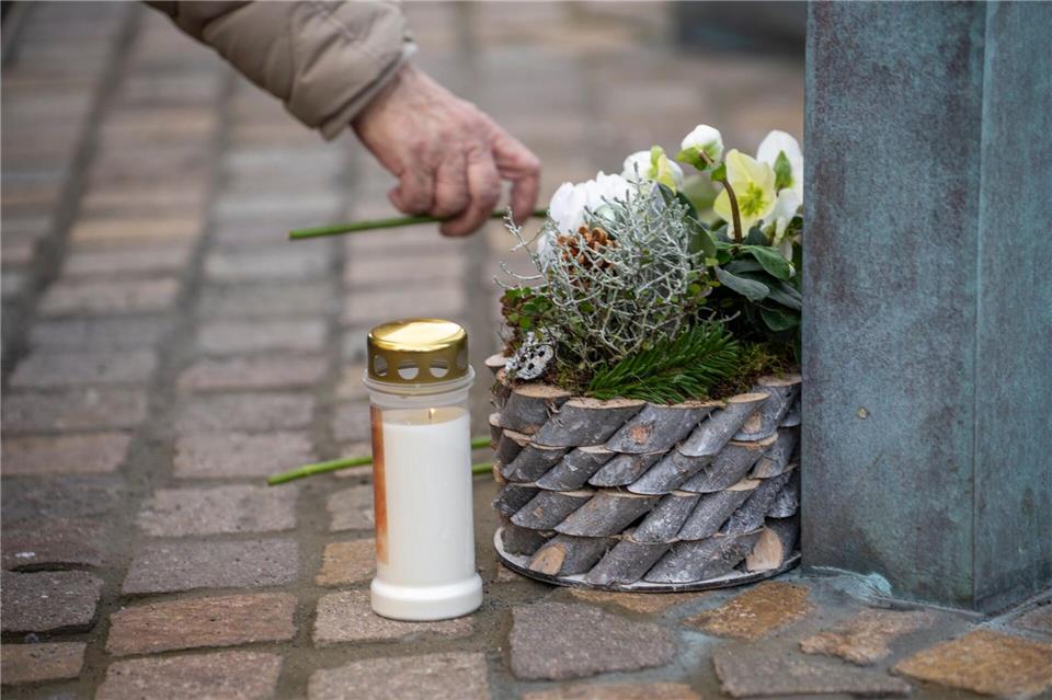 An der zentralen Gedenkstätte haben sich etliche Menschen versammelt.Harald Tittel/dpa