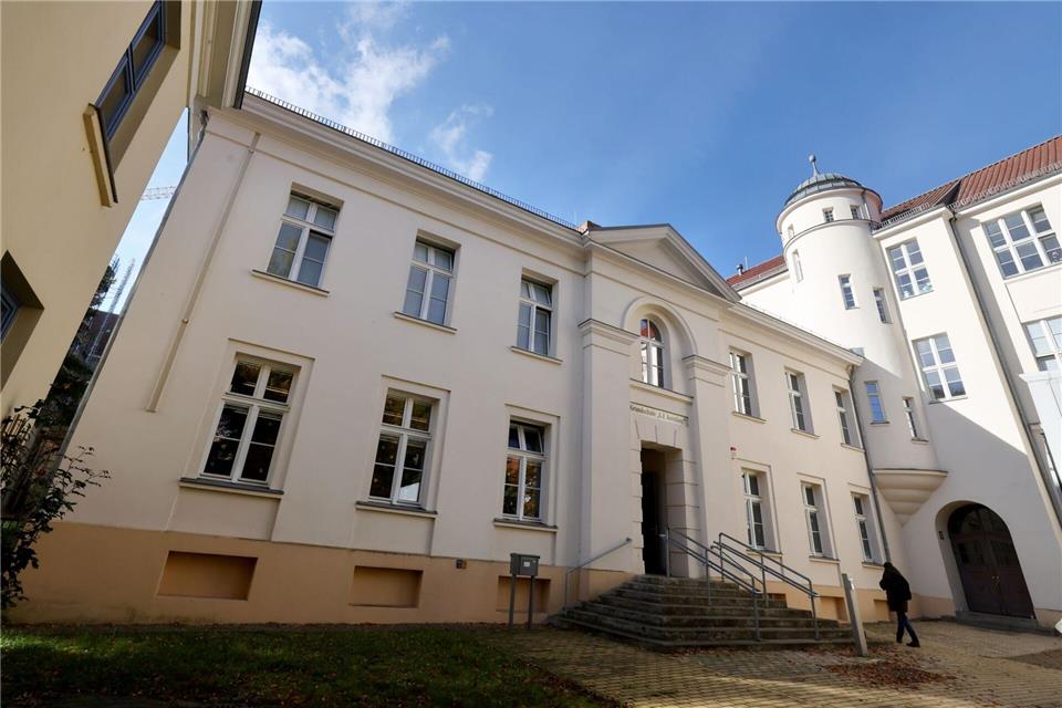An die Schule des vermissten Fabian kamen am Montag auch Ermittler.Bernd Wüstneck/dpa