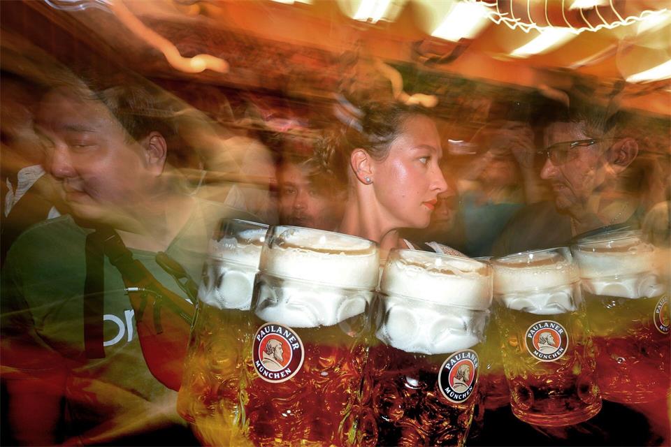 An die sieben Millionen Liter Wiesnbier werden voraussichtlich getrunken. (Archivbild) Karl-Josef Hildenbrand/dpa