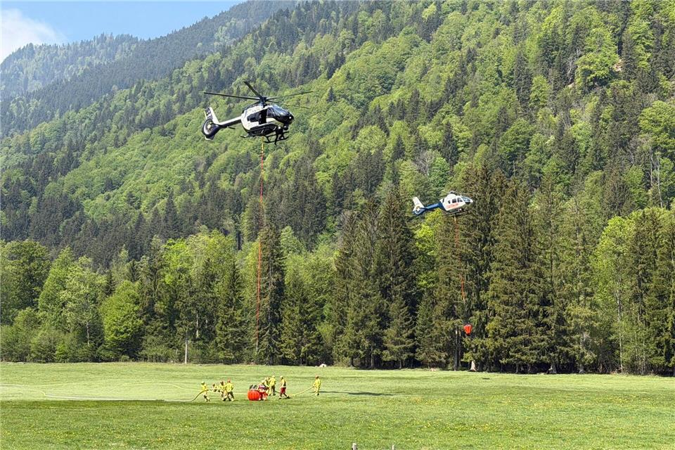 An die zehn Helikopter helfen am Mittwoch beim Löschen aus der Luft.  Matthias Brüning/dpa