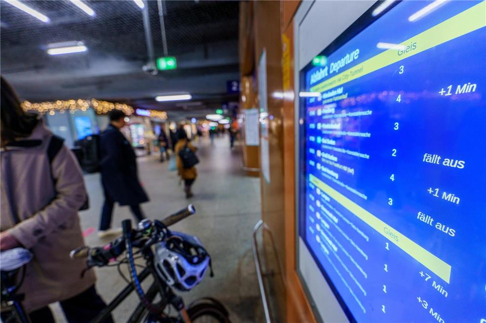 An diesem Sonntag ist Fahrplanwechsel. Auf Ausfälle und Verspätungen müssen sich Fahrgäste auch weiter einstellen. (Archivbild)  Andreas Arnold/dpa