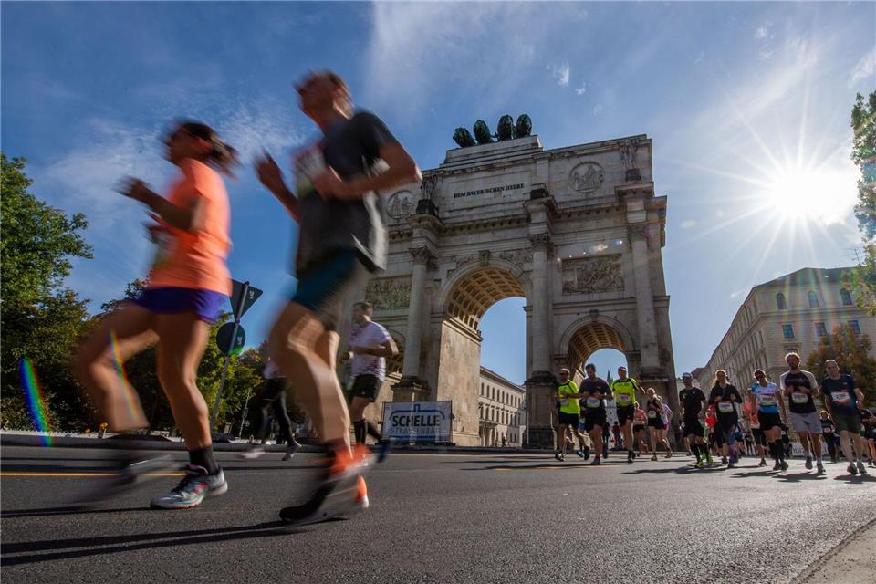 An diesem Sonntag ist es wieder so weit: Tausende werden zum Marathon-Lauf durch München erwartet. (Archivbild)Lino Mirgeler/dpa