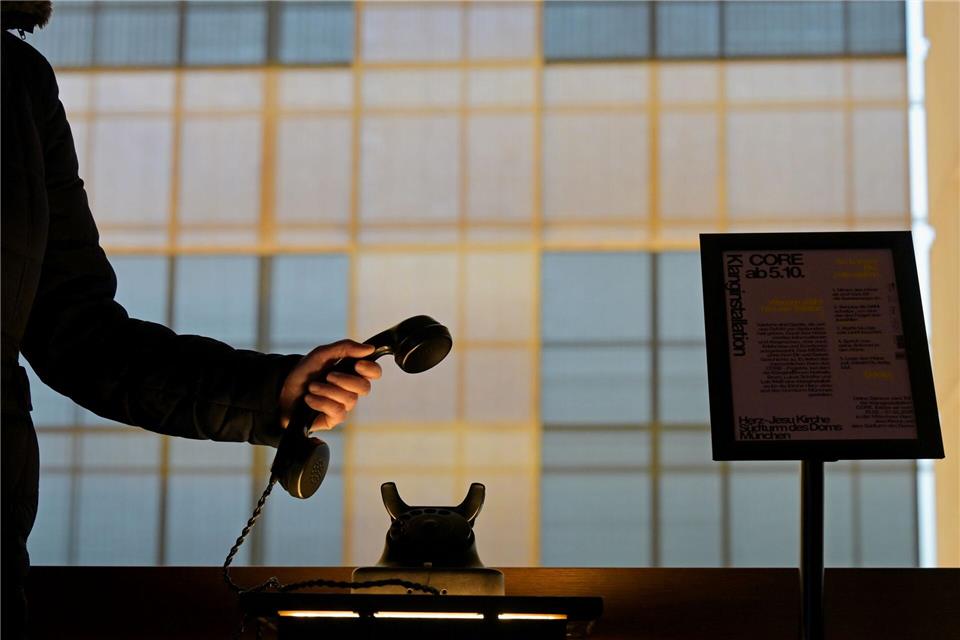 An diesem Telefon können Kirchenbesucher von Herzensangelegenheiten erzählen.Malin Wunderlich/dpa