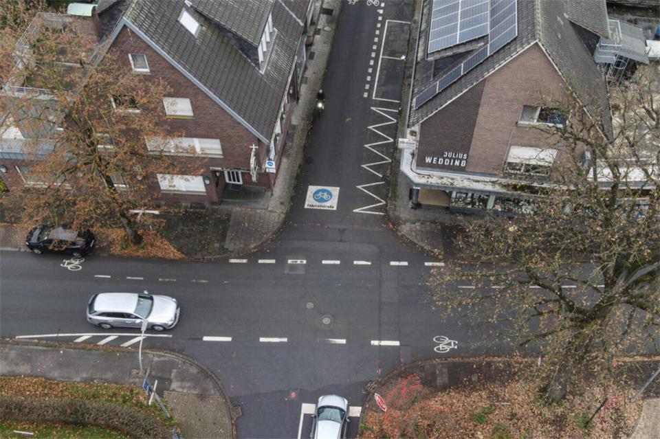An dieser Kreuzung soll nach jahrelanger Planung der Minikreisel entstehen. Die Grünen wollten verhindern, dass dafür ein Baum gefällt werden muss.
