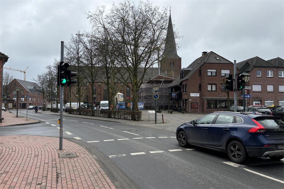 An dieser Stelle soll die Fahrbahn durch eine Mittelinsel verengt werden. Die Ampel soll trotz Tempo 20 stehen bleiben.