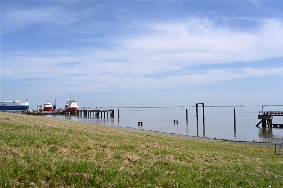 Mehr Investitionen in Emder Hafen – wohin das Geld fließt An dieser Stelle wird seit Sommer bereits an einem neuen Großschiffsliegeplatz gebaut. (Archivbild)Lars Penning/dpa