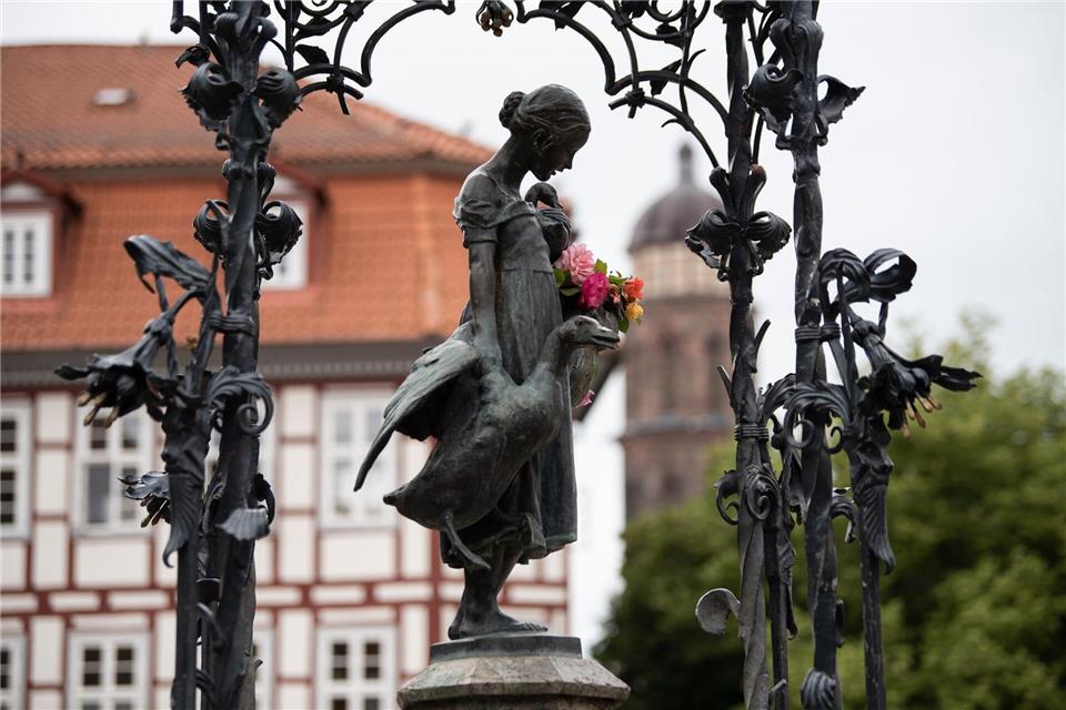 An drei Terminen im Jahr 2026 dürfen Interessierte das Gänseliesel ganz offiziell küssen. (Archivbild)Swen Pförtner/dpa