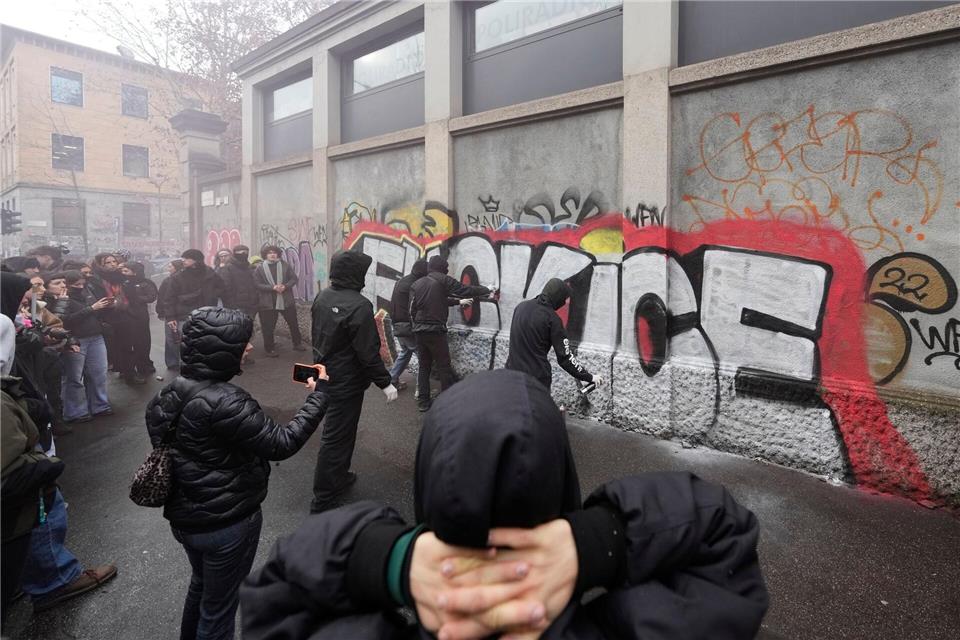 An eine Wand wurde ein Graffiti gesprüht.Luca Bruno/AP/dpa