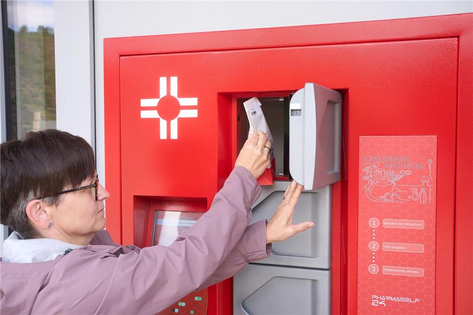 An einem Automaten können Kundinnen und Kunden ihre Medikamente mit einem Pin abholen.Thomas Frey/dpa