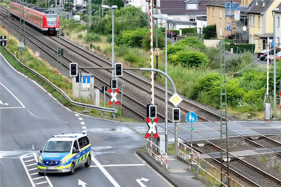 An einem Bahnübergang im Rhein-Sieg-Kreis sind zwei Menschen gestorben.Sascha Thelen/dpa