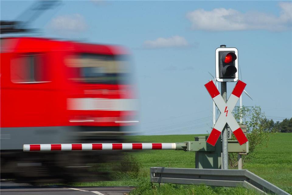 An einem Bahnübergang ist ein Zug mit einem Auto kollidiert. (Symbolbild)  Patrick Pleul/dpa-Zentralbild/dpa