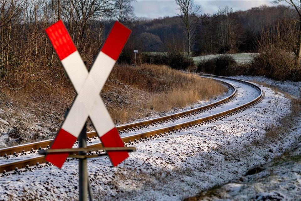 An einem Bahnübergang war ein Gleis gebrochen. (Symbolbild)Axel Heimken/dpa