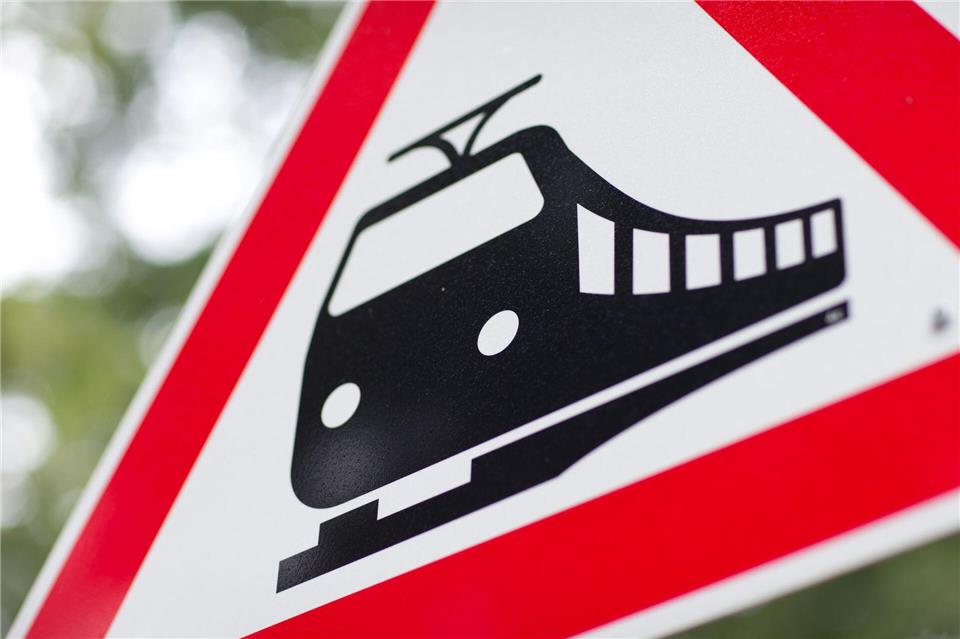 An einem Bahnübergang wird der Mann von einem Zug erfasst und getötet. (Symbolbild)Friso Gentsch/dpa