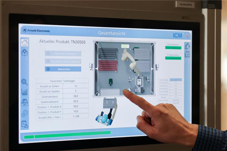 An einem Bildschirm überwacht Produktionsleiter Ulrich Morawietz einen Verzinn-Roboter im Familienunternehmen Arnold Electronic in Lichtenau.Jan Woitas/dpa