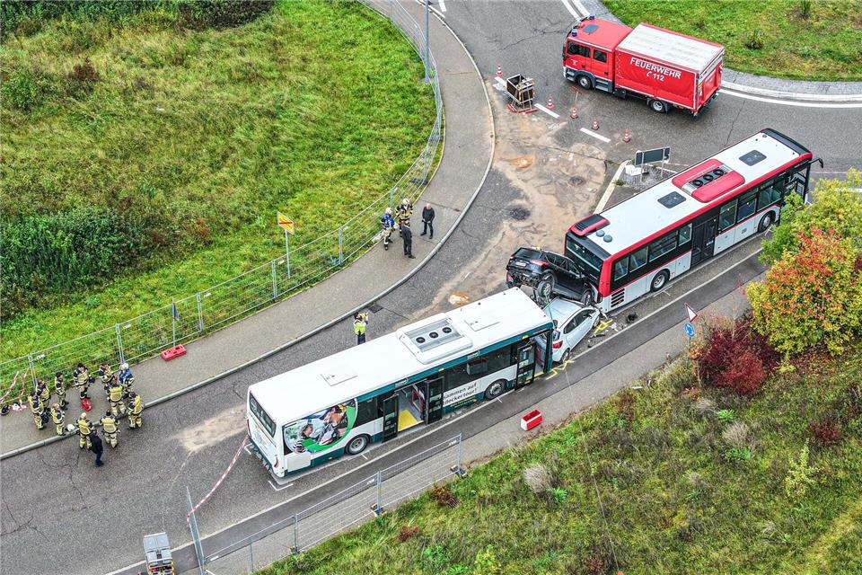 An einem Kreisverkehr in Oberkochen sind zwei Autos aufeinandergestapelt worden.Jason Tschepljakow/dpa