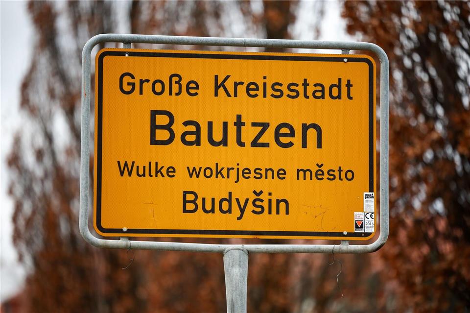 An einem Parkplatz brennt ein Container, in dem sich Batterien befinden. Die Anlage soll normalerweise Stromschwankungen ausgleichen. (Symbolbild)Jan Woitas/dpa