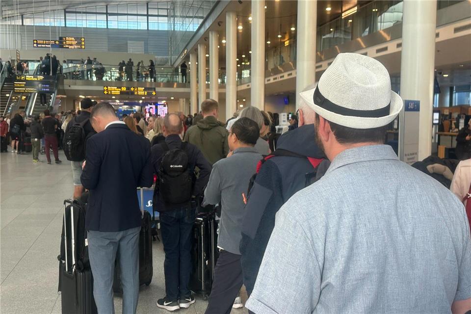 An einem Serviceschalter am Flughafen bildete sich eine lange Warteschlange.Steffen Trumpf/dpa