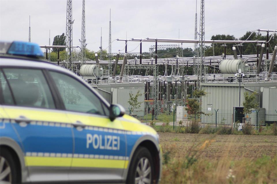 An einem Umspannwerk in Ganderkesee im niedersächsischen Landkreis Oldenburg läuft ein Polizeieinsatz.Kai Moorschlatt/dpa