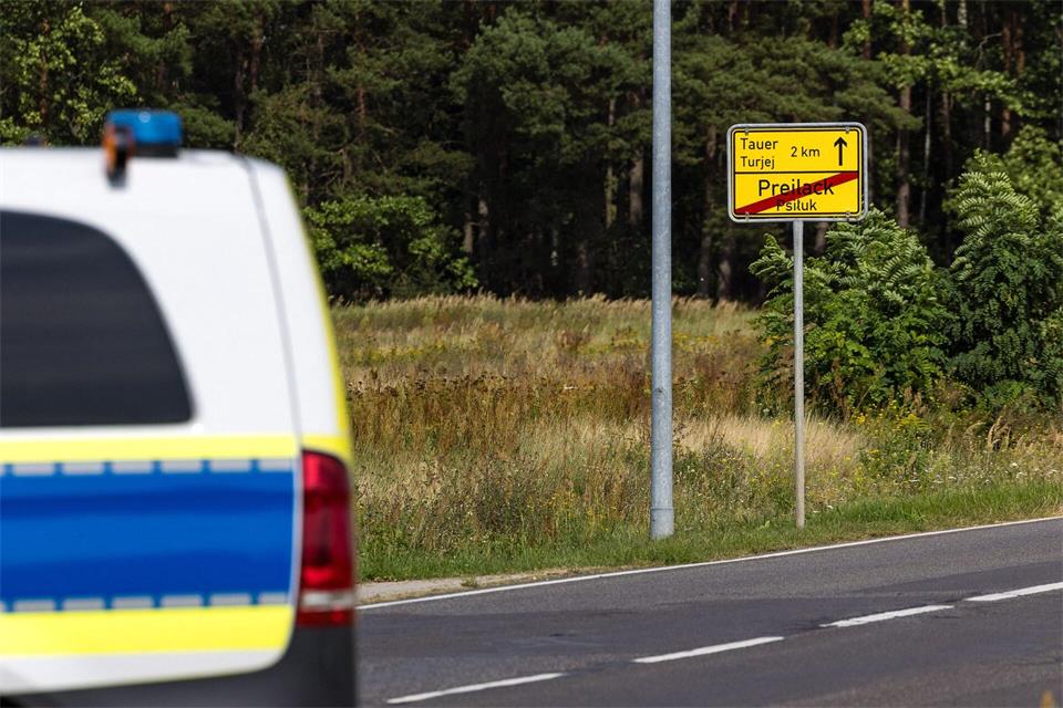 An einem Umspannwerk in der Nähe des Kraftwerks Jänschwalde hat die Polizei Sprengvorrichtungen entdeckt. Frank Hammerschmidt/dpa