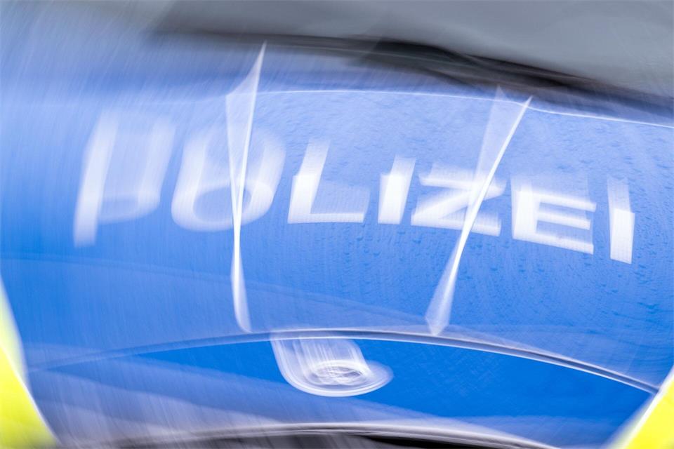 An einem Wahlkampfstand der Grünen wird ein Politiker judenfeindlich angegriffen. (Illustration)Soeren Stache/dpa