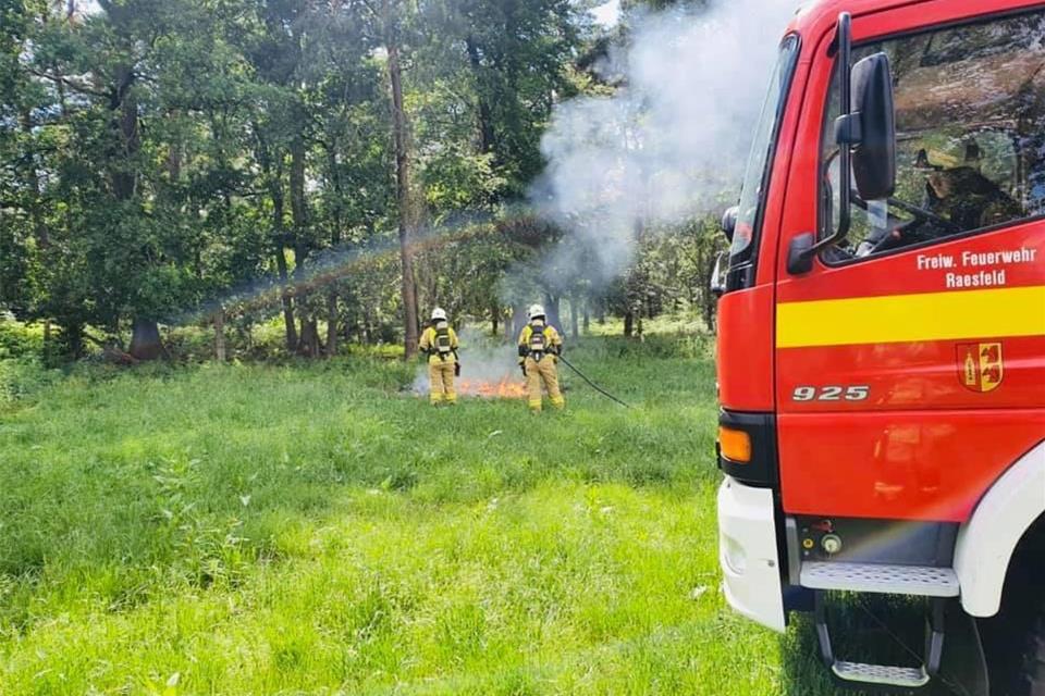 An einem Waldstück am Lohrweg brannte Unrat. Die Feuerwehr löschte diesen.