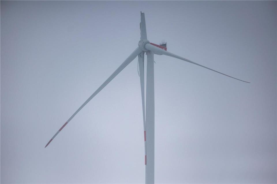 An einem Windrad war ein Flügel abgeknickt, sodass die Autobahn gesperrt werden musste. Thomas Banneyer/dpa