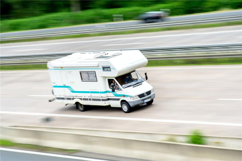An einem Wohnmobil platzt ein Reifen - Unfall auf der A8 bei Günzburg. (Symbolbild) picture alliance/dpa