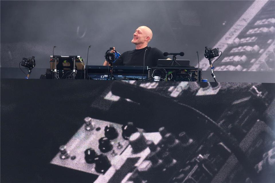 An einem heißen Tag heizte Techno-Star Paul Kalkbrenner seinen Fans in Hamburg zusätzlich ein.Marcus Golejewski/dpa