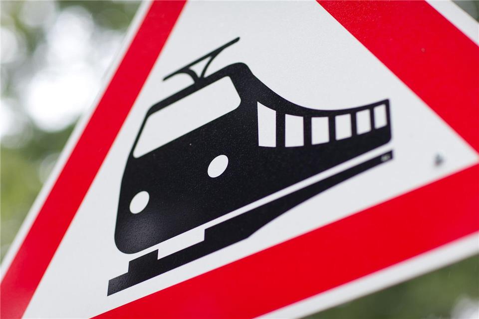 An einem unbeschrankten Bahnübergang erfasste der Zug das Auto. (Symbolbild)Friso Gentsch/dpa