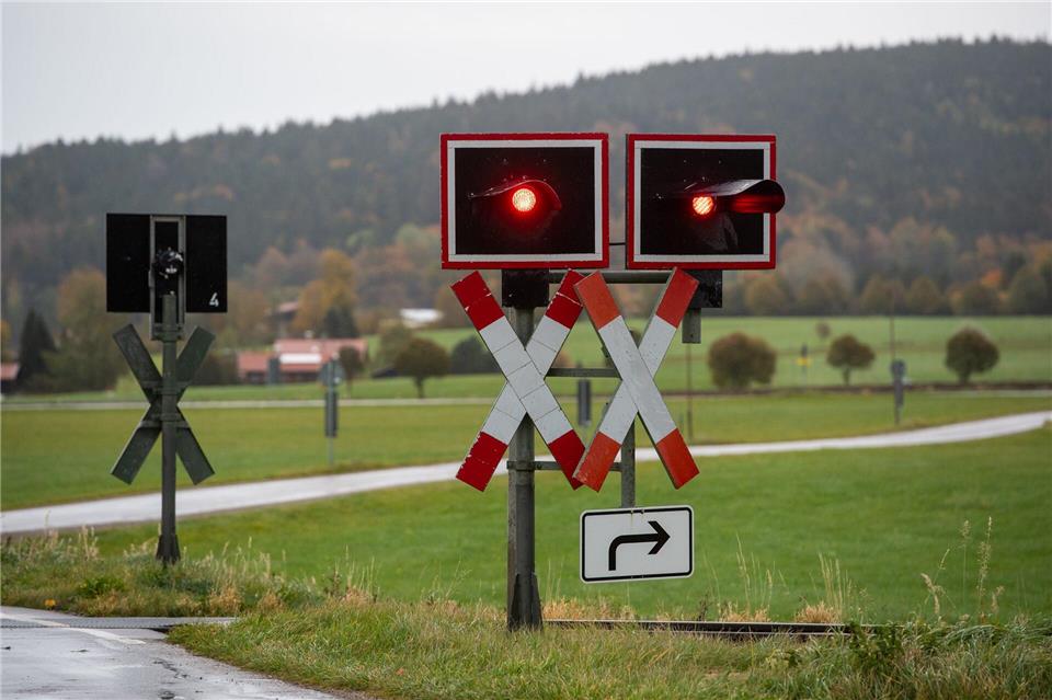 Rollstuhl auf Gleisen - So wurde ein Unfall knapp verhindert An einem unbeschrankten Bahnübergang hätte es beinahe einen Unfall gegeben. (Symbolbild)Lennart Preiss/dpa