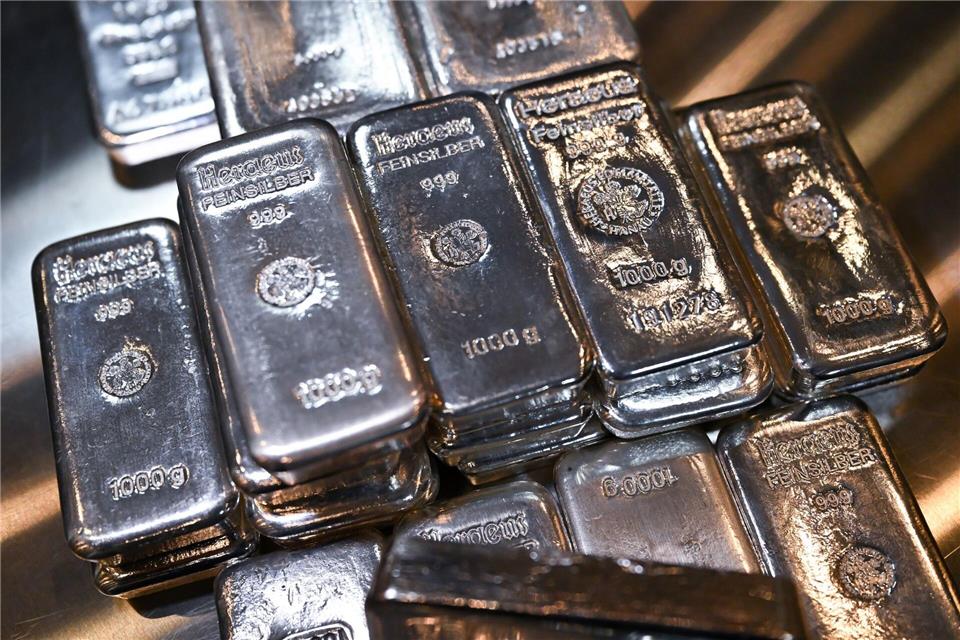 An einen unbekannten Abholer übergab der Senior 50 Kilogramm Silber. (Symbolbild)Sven Hoppe/dpa