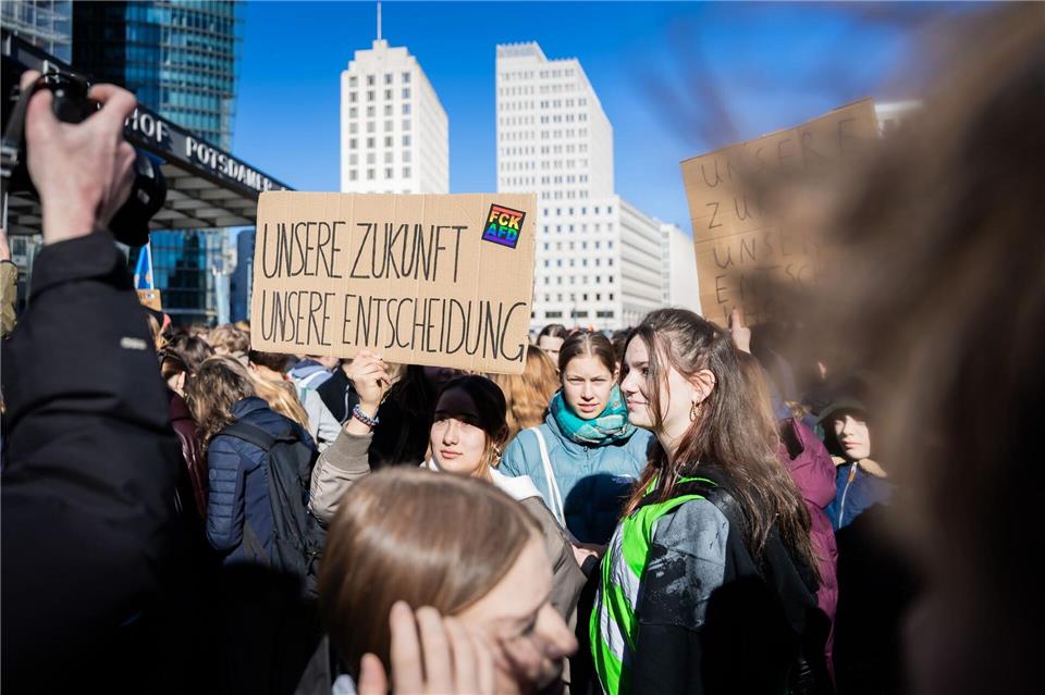 An einer Demonstration in Berlin gegen die Wehrpflicht nehmen mehrere tausend Schüler und Schülerinnen teil. Christoph Soeder/dpa