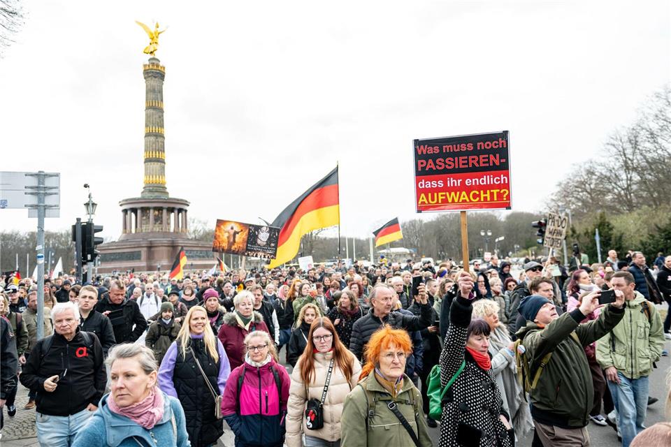 An einer Demonstration von Verschwörungsanhängern in Berlin nehmen rund 750 Menschen teil. Fabian Sommer/dpa