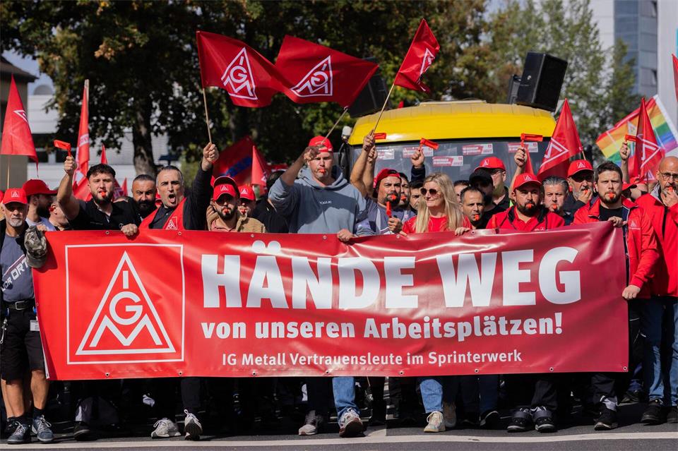 An einer Demonstration zum bundesweiten Auto-Aktionstag nahmen in Düsseldorf laut IG Metall rund 1.300 Menschen teil.Rolf Vennenbernd/dpa