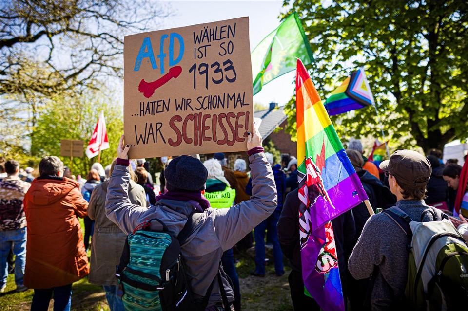 An einer Gegendemonstration beteiligten sich nach Polizeiangaben rund 250 Menschen.Moritz Frankenberg/dpa