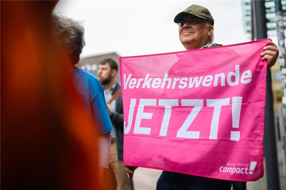 An einer Kundgebung in Hannover beteiligten sich rund 80 Teilnehmerinnen und Teilnehmer.Julian Stratenschulte/dpa