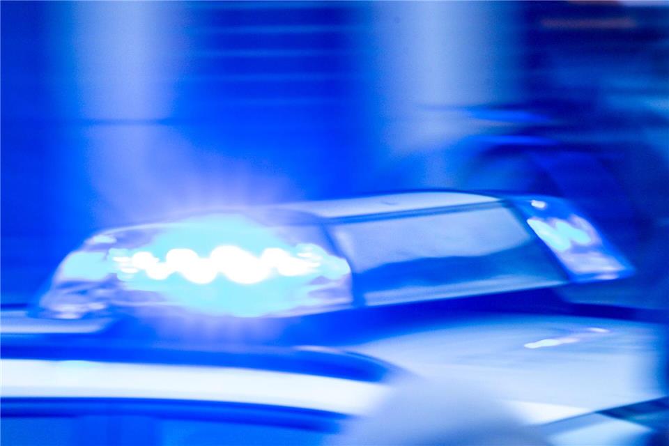 An einer Münchner Tramhaltestelle bricht eine Bodenplatte im Wartebereich ein und sorgt für einen Einsatz von Polizei und Rettungskräften. (Symbolbild)Jens Büttner/dpa