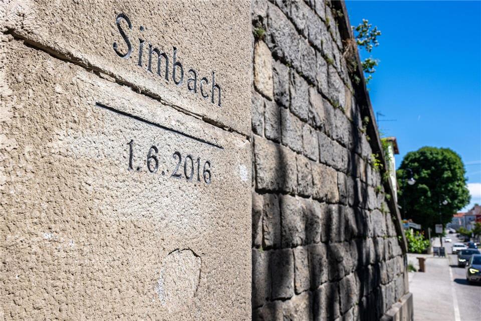An einer Wand erinnert die Aufschrift „Simbach - 1.6.2016“ an die Katastrophe.Armin Weigel/dpa