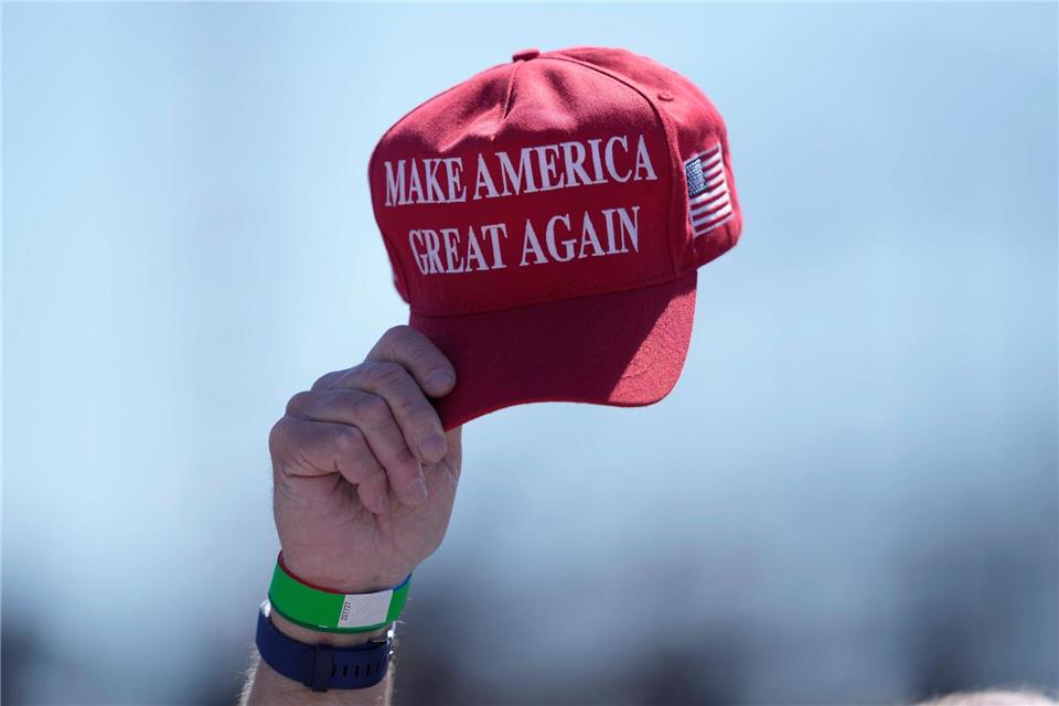 Streit um Pro-Trump-Mütze: Flug nach Texas verspätet An einer ähnlichen Mütze wie dieser entzündete sich der Streit am Flughafen Heathrow. (Archivbild)Matt Rourke/AP/dpa