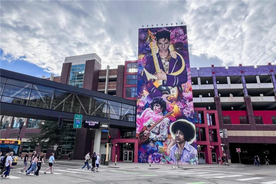 An einer belebten Kreuzung prangt ein riesiges Mural von Prince, nicht zu übersehen und überwiegend in Lila gehalten.Verena Wolff/dpa-tmn