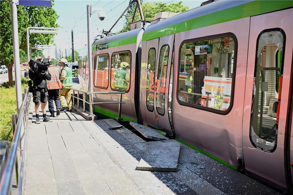 An einer der Stadtbahnen war eine lange Schleifspur zu sehen, zudem waren Scheiben gesplittert.Julian Stratenschulte/dpa