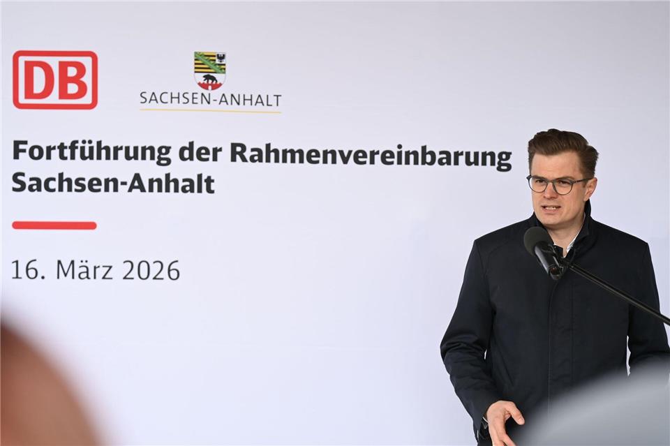 An einigen Bahnhöfen soll in den kommenden Jahren gebaut werden. David Hammersen/dpa