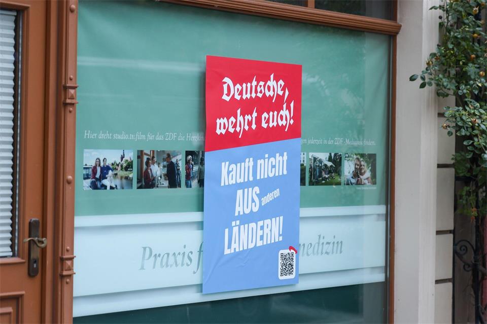 An einigen Schaufenster klebten Plakate, die einen Bezug zum „Judenboykott“ von 1933 herstellten. Peter Gercke/dpa