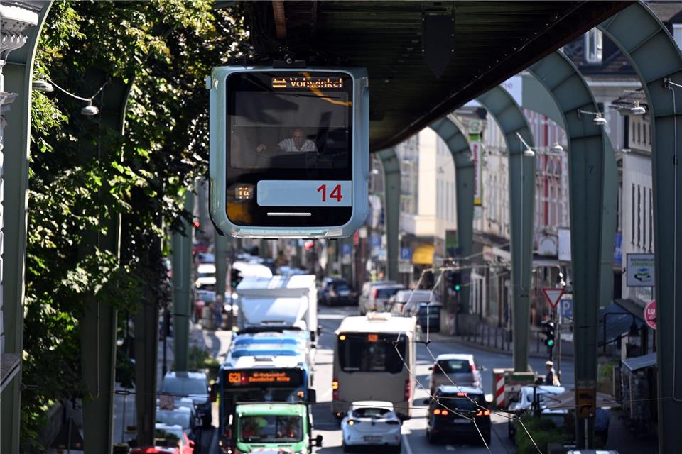 An einigen Stellen führt die Schwebebahntrasse über Straßen. Große Teile der Trasse sind direkt über der Wupper gebaut. (Archivbild)Federico Gambarini/dpa