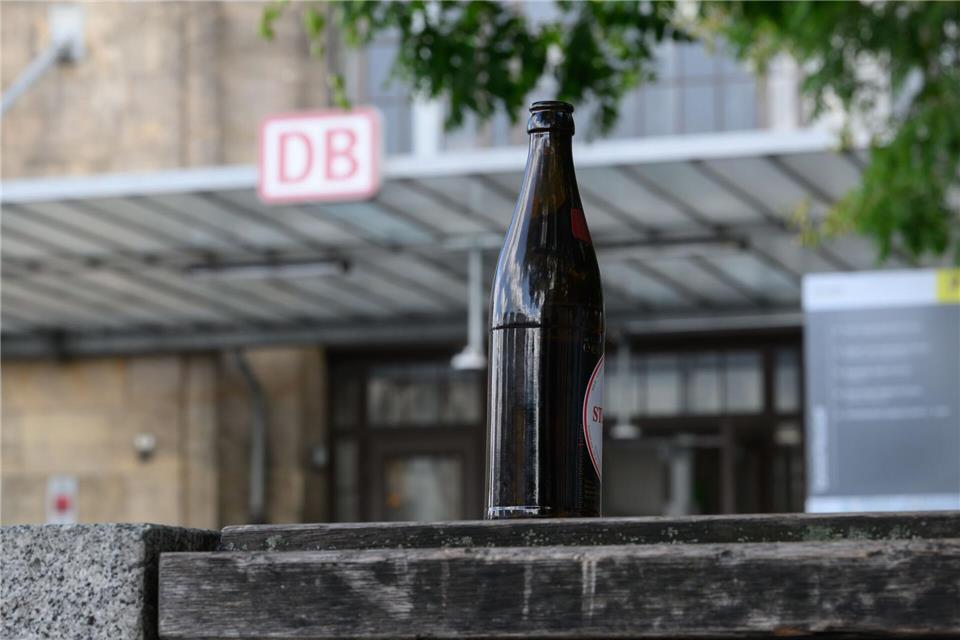 An einigen ostdeutschen Bahnhöfen ist Alkohol bereits tabu. In den Zügen gilt ein Verbot allerdings bislang nirgends. Robert Michael/dpa
