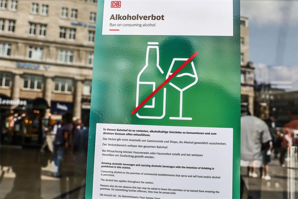 An ersten Bahnhöfen heißt es: Kein Alkohol. (Symbolbild)Oliver Berg/dpa