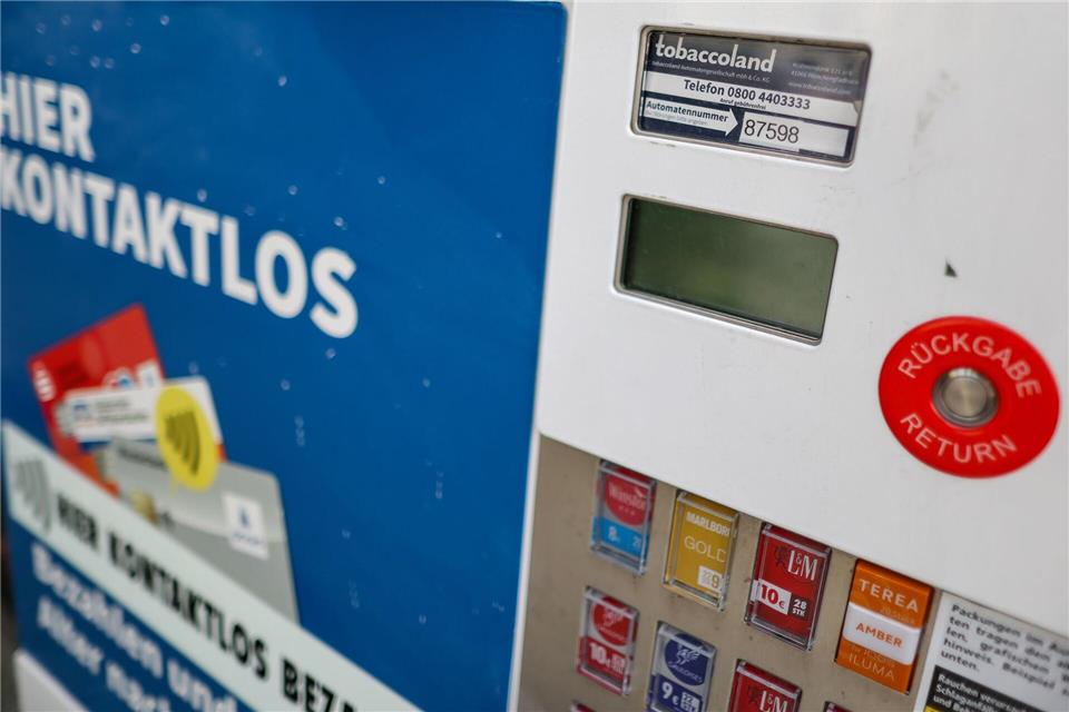 An fast 200.000 Zigarettenautomaten in Deutschland wird nach Angaben von Euro Kartensysteme beim Bezahlen mit der Girocard geprüft, ob der Käufer oder die Käuferin wie erforderlich volljährig ist. (Symbolbild)Jan Woitas/dpa